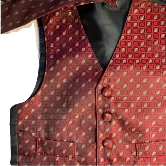Style up your little man with our adorable 4T Lil Mans Vest & Matching Necktie! - Picture 4 of 7